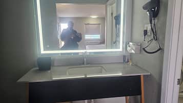 Ducha y bañera combinadas y artículos de higiene personal gratuitos