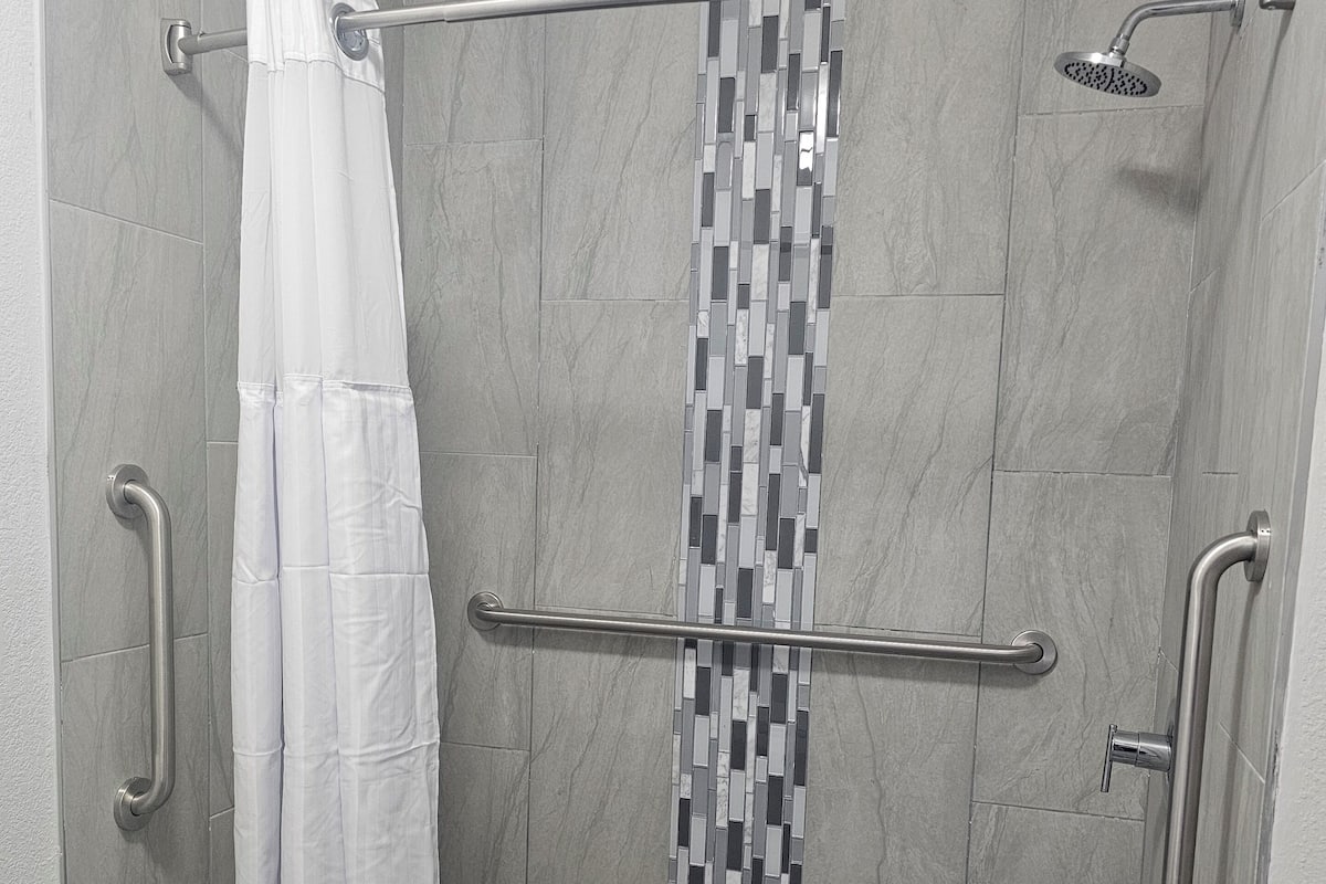 Room, 1 King Bed, Mobility Accessible, Non Smoking (Roll-in Shower) | Bathroom | Combined shower/tub, free toiletries, hair dryer, towels