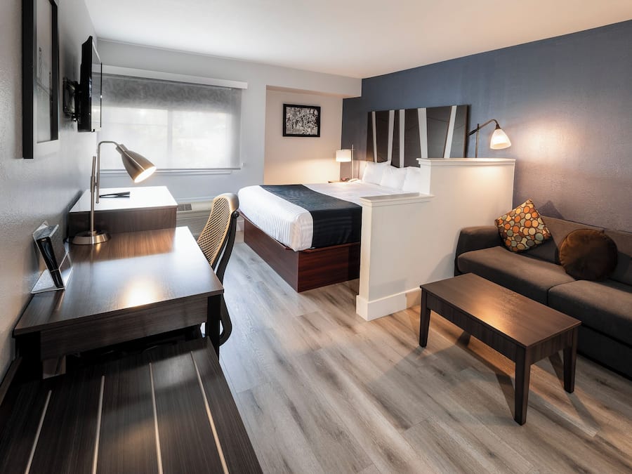 1 bedroom, premium bedding, desk, laptop workspace