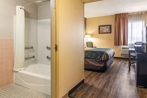 Desk, laptop workspace, blackout curtains, soundproofing - Wexford Inn & Suites (Wexford)