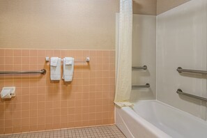 Standard Room | Bathroom | Shower, hydromassage showerhead, hair dryer, towels