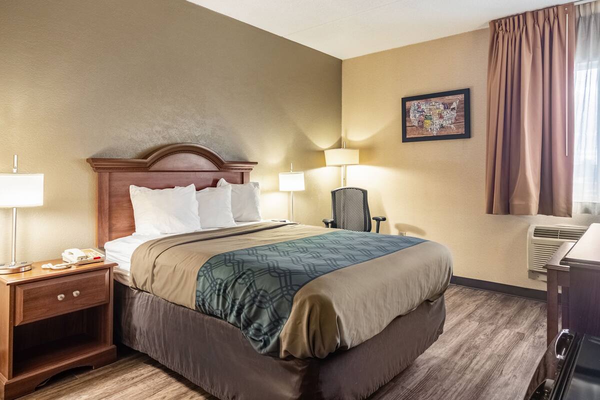 Standard Room | Desk, laptop workspace, blackout drapes, soundproofing