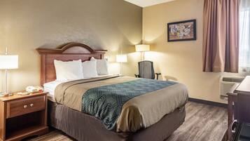 Standard Room | Desk, laptop workspace, blackout drapes, soundproofing