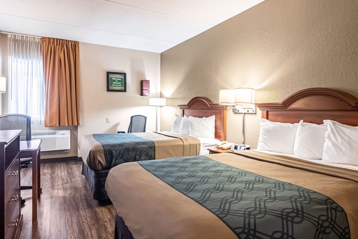 Economy Double Room | Desk, laptop workspace, blackout drapes, soundproofing