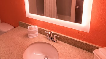 Combined shower/bathtub, free toiletries, hair dryer, towels