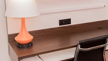 Habitación, 2 camas de matrimonio, no fumadores | Escritorio, espacio para trabajar con un portátil, cortinas opacas