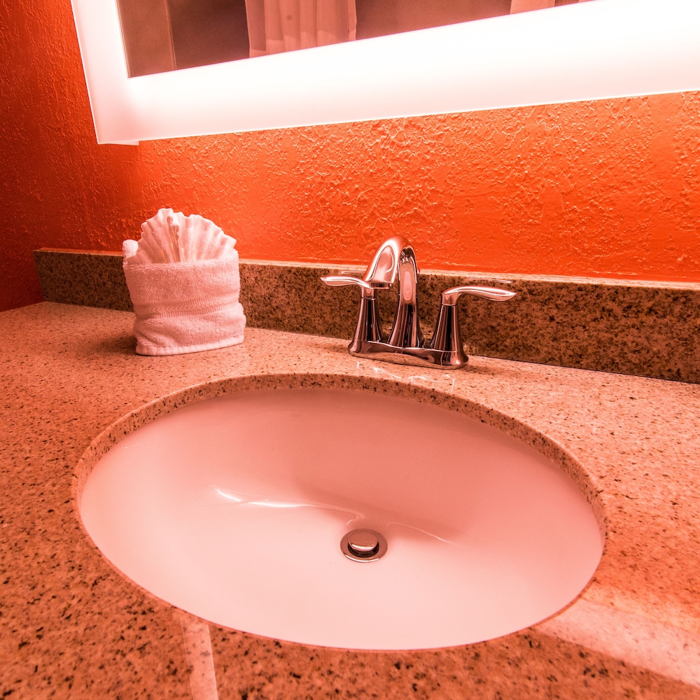 Howard Johnson Express Inn by Wyndham Portsmouth by null