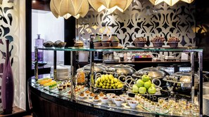 Ein Buffet mit verschiedenen Speisen und einer Kaffeemaschine.