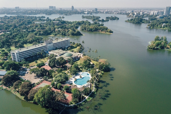 Vista frontal de la propiedad