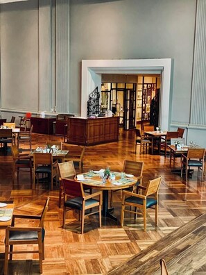 Breakfast, lunch, dinner served; international cuisine  - Inya Lake Hotel (Yangon)