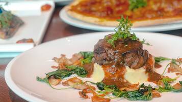 Un plato de comida con carne y verduras.