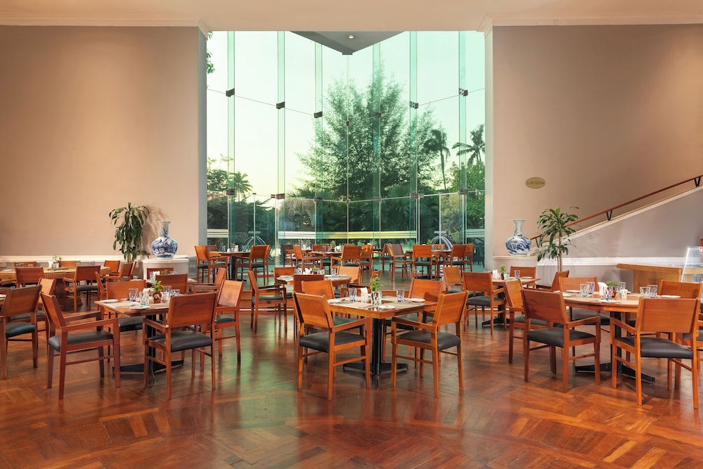 Inya Lake Hotel by null