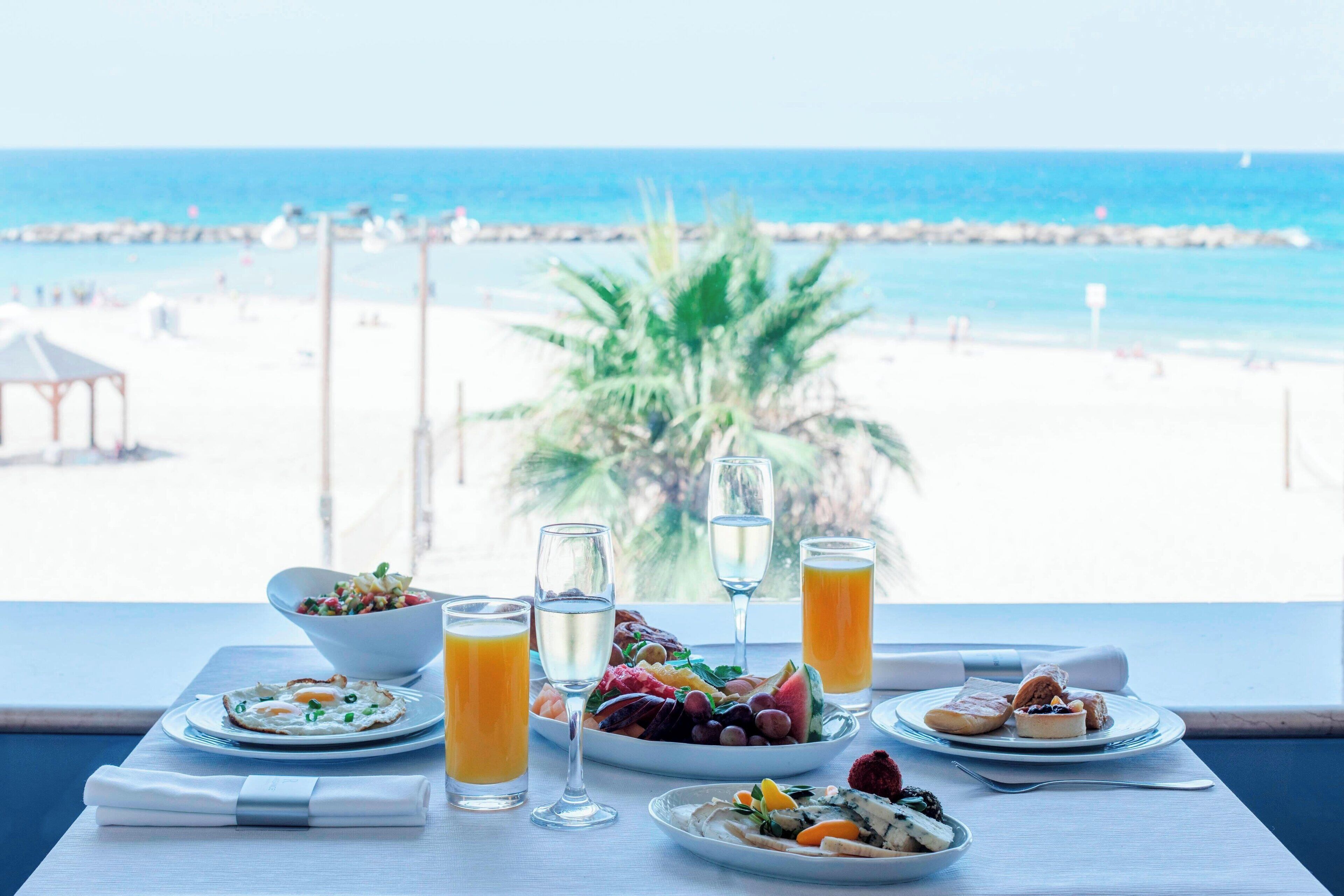 Bữa sáng buffet hàng ngày với phụ phí nhỏ 