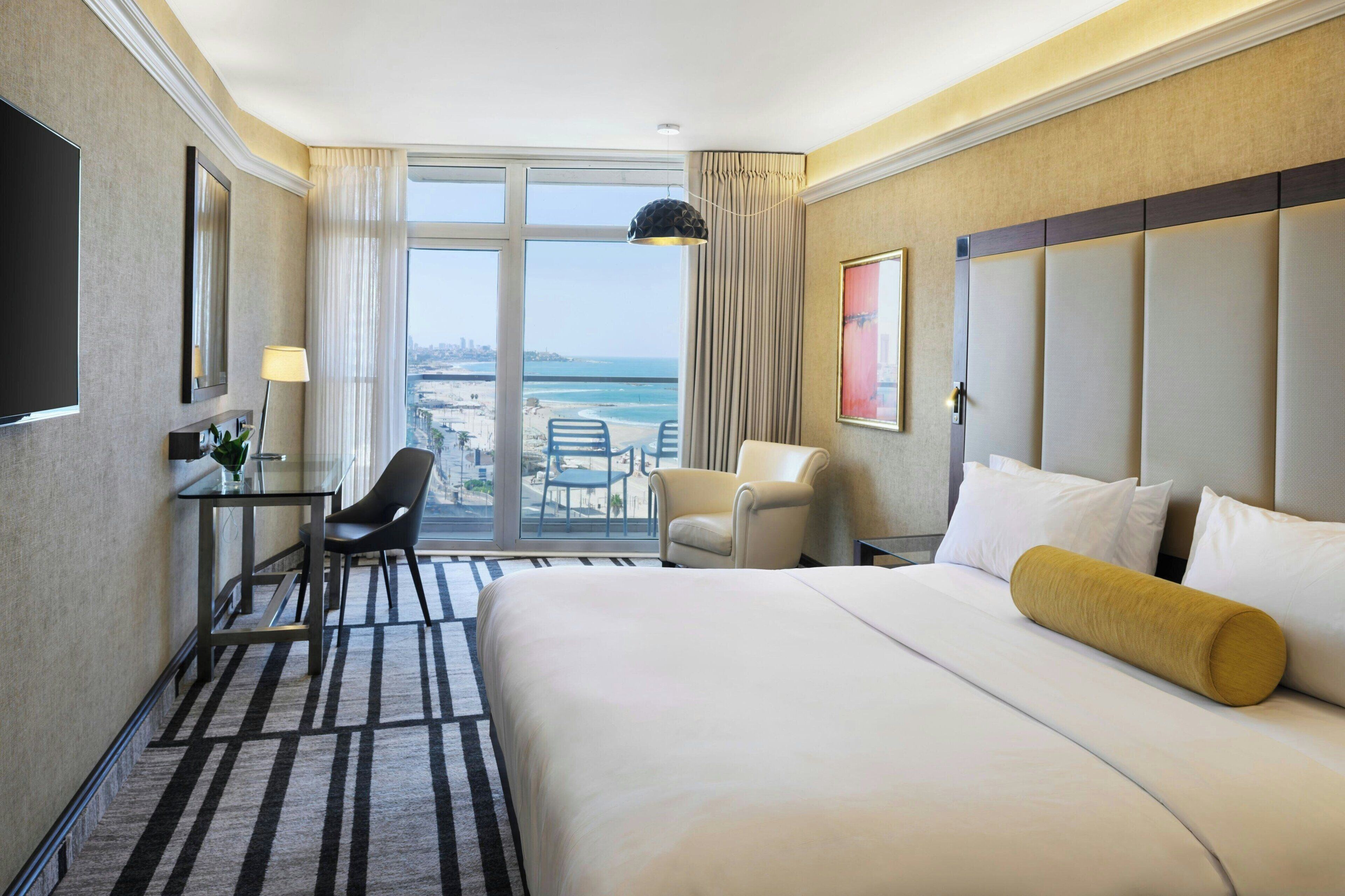 Phòng Deluxe, 1 giường cỡ queen, quang cảnh biển (Balcony) | Bộ đồ giường cao cấp, chăn bông, nệm có lớp đệm bông, minibar 