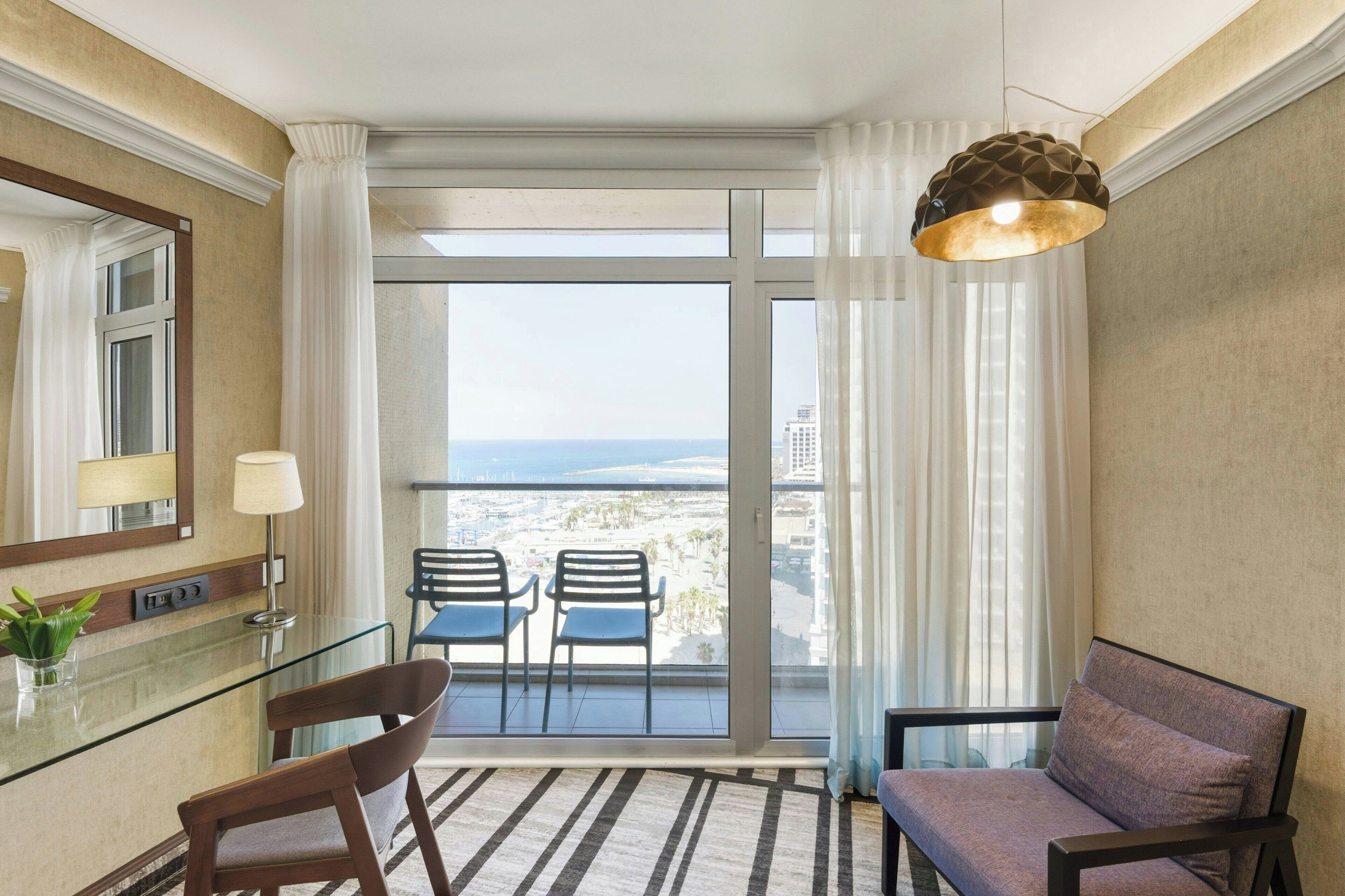 Hochwertige Bettwaren, Daunenbettdecken, Pillowtop-Betten, Minibar