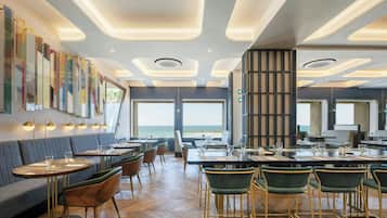 2 restaurants; ze serveren er ontbijt, lunch, diner en brunch