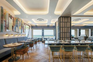 2 restaurantes; se sirve desayuno, almuerzo, cena y brunch