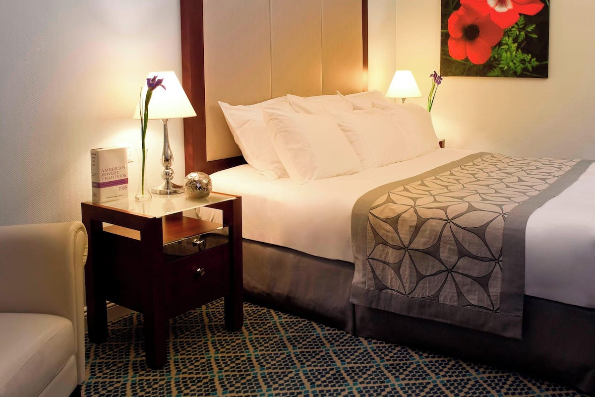 Premium bedding, down duvets, pillow-top beds, minibar