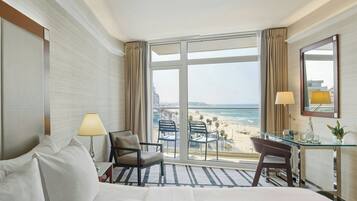 Klassieke kamer, 1 queensize bed, uitzicht op zee (Balcony) | Luxe beddengoed, donzen dekbedden, pillowtop-bedden, een minibar