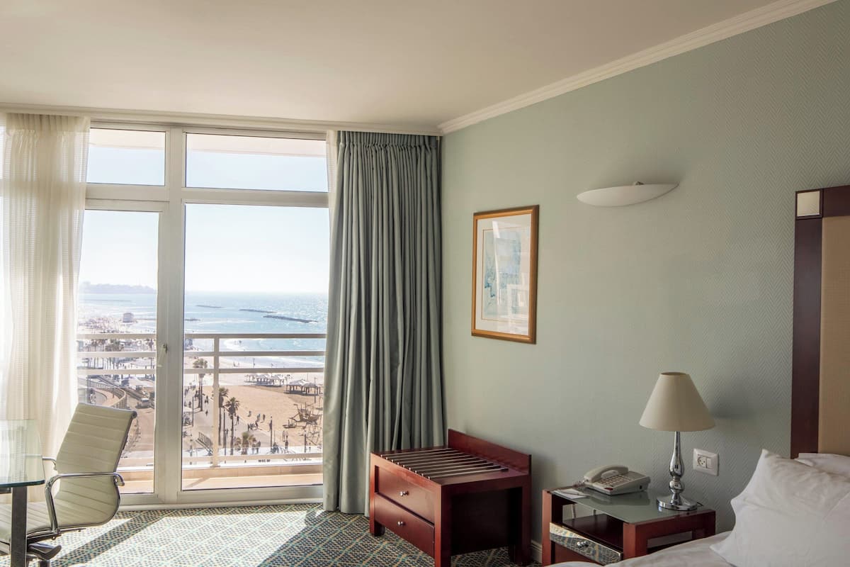 Premium bedding, down duvets, pillow-top beds, minibar