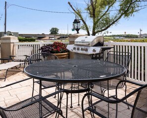 Seasonal outdoor pool - Comfort Inn Bossier City Casino Area near Shreveport Downtown (Bossier City)