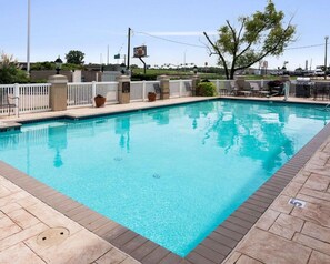 Seasonal outdoor pool - Comfort Inn Bossier City Casino Area near Shreveport Downtown (Bossier City)