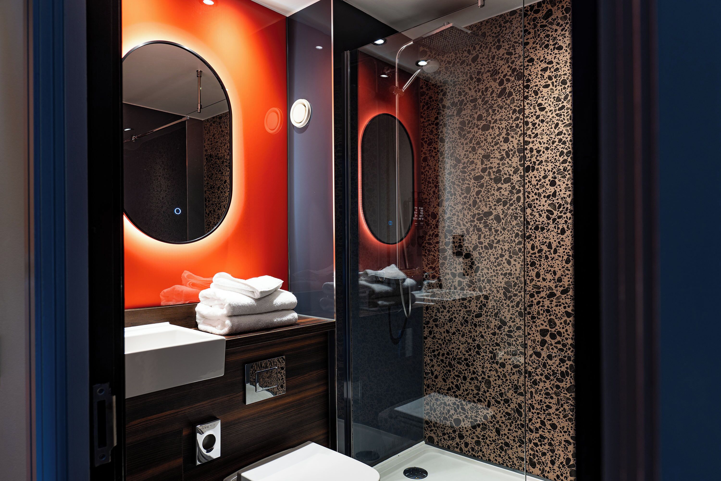 دُش غزير، مستلزمات للعناية الشخصية صديقة للبيئة، مجففات شعر، مناشف