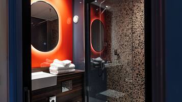 دُش غزير، مستلزمات للعناية الشخصية صديقة للبيئة، مجففات شعر، مناشف