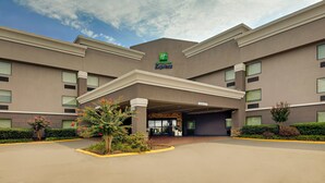 Edifici d'Holiday Inn Express amb un disseny modern, grans finestres i una zona d'entrada ben condicionada.