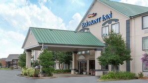 A Baymont Inn hotel with a green roof, covered entrance, and a parking lot.