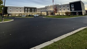 A multi-story building with a parking lot in front. - La Quinta Inn & Suites by Wyndham Bannockburn-Deerfield (Deerfield)