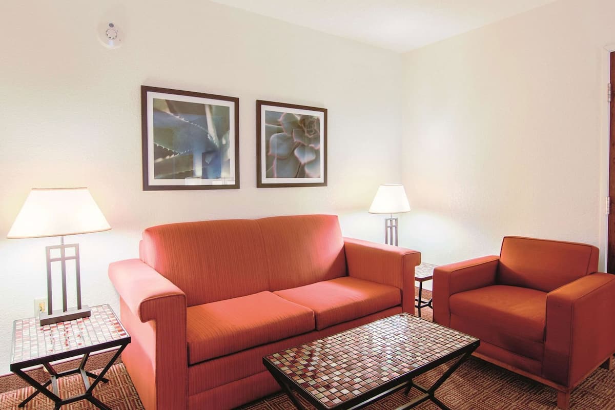 Living area | Flat-screen TV, video-game console