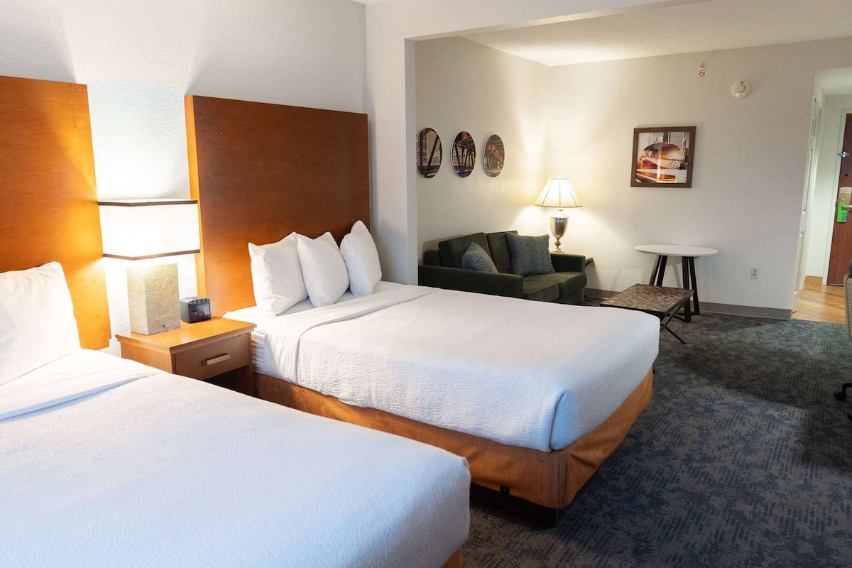 Ropa de cama de alta calidad, camas con pillow-top y escritorio