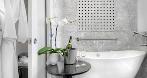 Combined shower/bathtub, free toiletries, hair dryer, towels