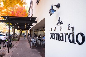 Déjeuner, dîner et souper servis sur place