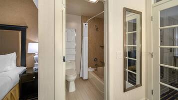 Suite, 1 cama de matrimonio grande, no fumadores, balcón (with Sofabed) | Baño | Ducha y bañera combinadas y artículos de higiene personal gratuitos