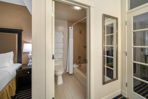 Bañera con ducha, artículos de tocador gratuitos, secador de pelo