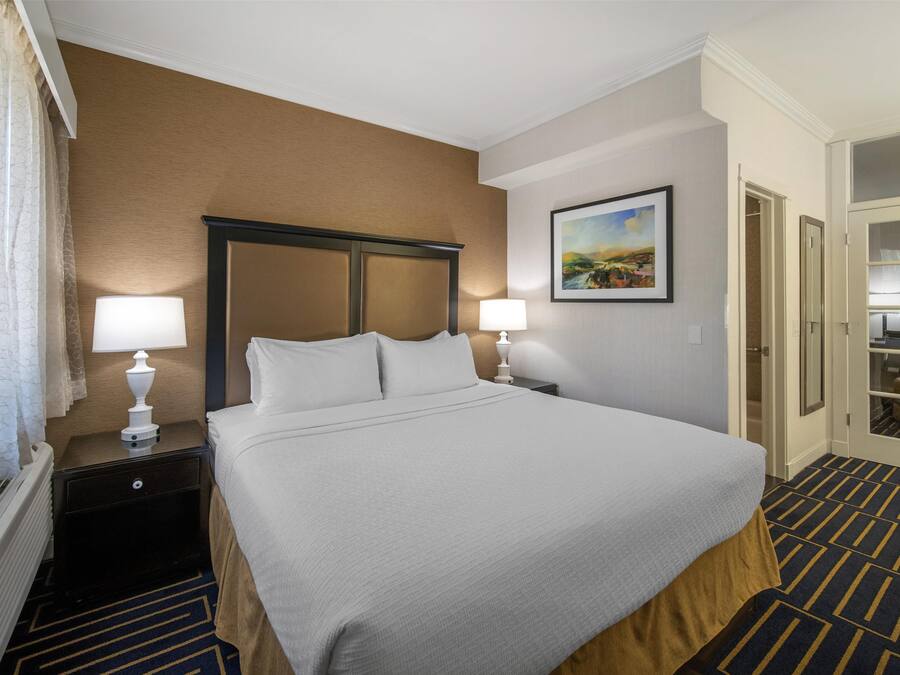 Luxe beddengoed, pillowtop-bedden, een bureau, verduisterende gordijnen