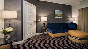 Suite, 1 très grand lit, non-fumeur, baignoire à jets | Literie de qualité, lit avec matelas à plateau-coussin, bureau