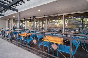 Serveert ontbijt, lunch en diner