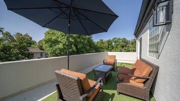 Suite, 1 cama King size, para no fumadores, hidromasaje (with Sofabed) | Ropa de cama de alta calidad, camas con pillow-top y escritorio