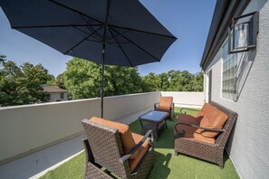 Suite, 1 King Bed, Non Smoking, Jetted Tub (with Sofabed) | Premium bedding, pillowtop beds, desk, blackout drapes