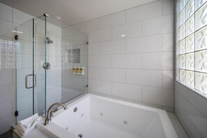 Suite - 1 kingsize-seng - ikke-ryger - boblebad (with Sofabed) | Badeværelse | Kombination af bruser/badekar, gratis toiletartikler, hårtørrer
