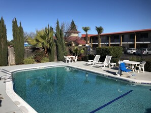 Una piscina al aire libre