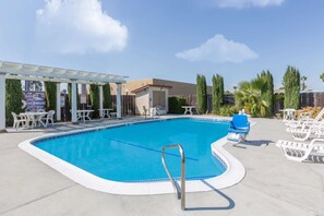 Outdoor pool - Super 8 by Wyndham Corning (Corning)