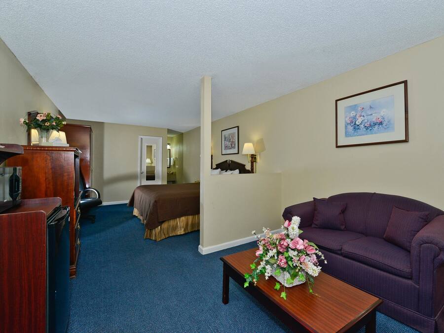 Escritorio, cortinas blackout, tabla de planchar con plancha y cunas