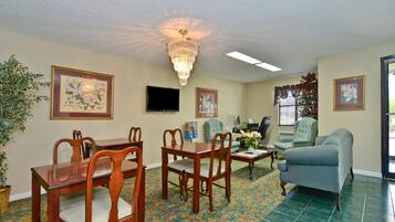 Free daily continental breakfast