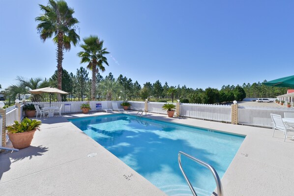 Piscine extérieure en saison