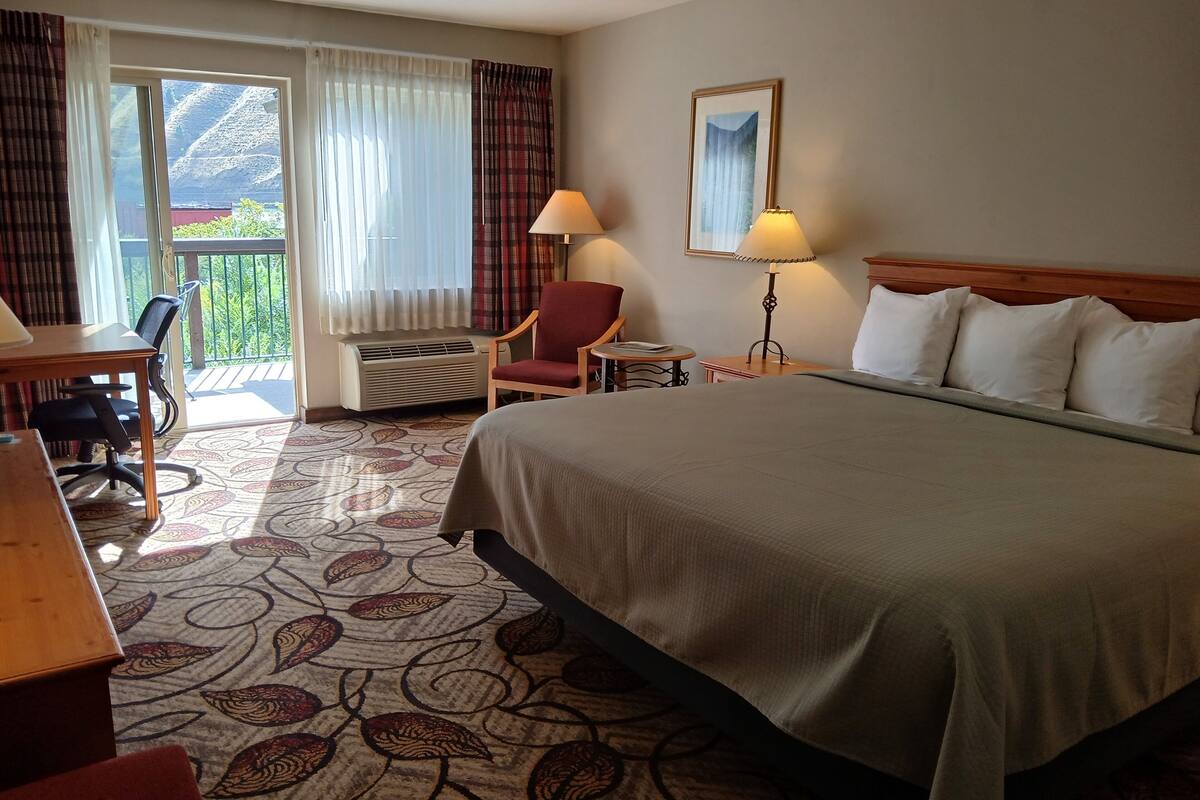 1 bedroom, individually decorated, individually furnished, desk