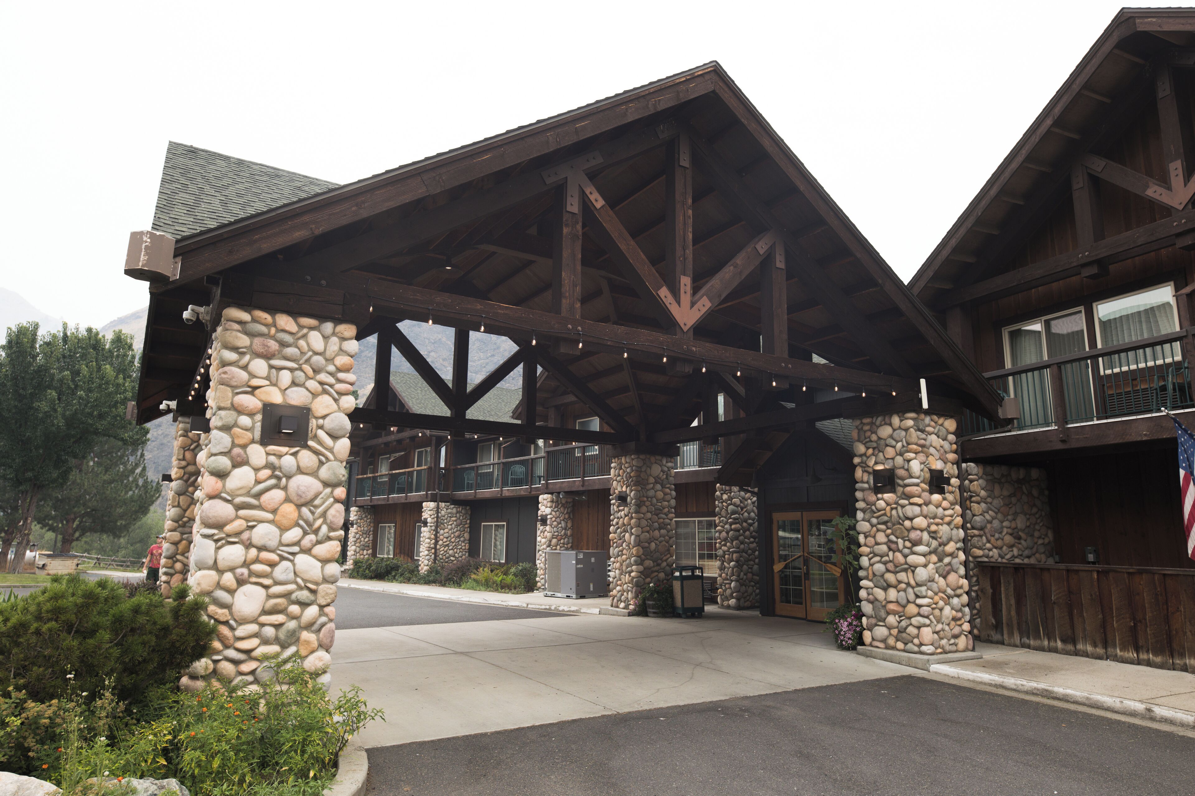A lodge with a stone facade, wooden beams, and a covered entrance.